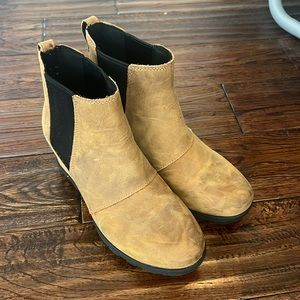 Sorel size 8 tan and black wedge booties